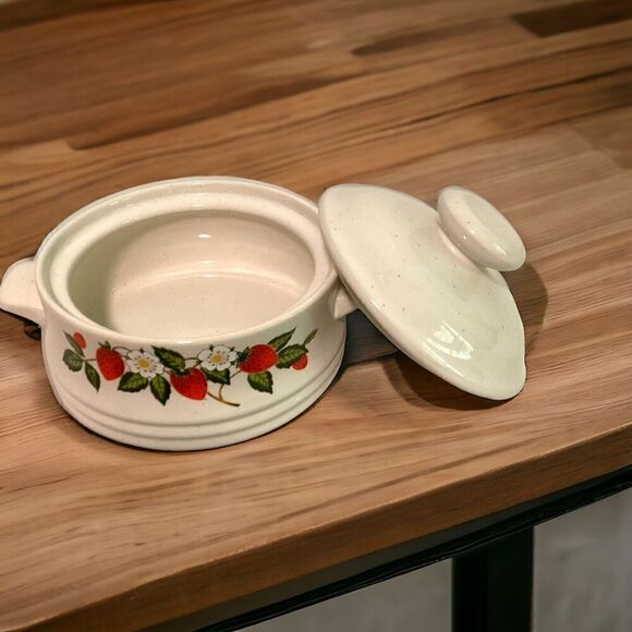 Sheffield Strawberries n Cream Stoneware Lidded Soup Bowl - Picture 3 of 10